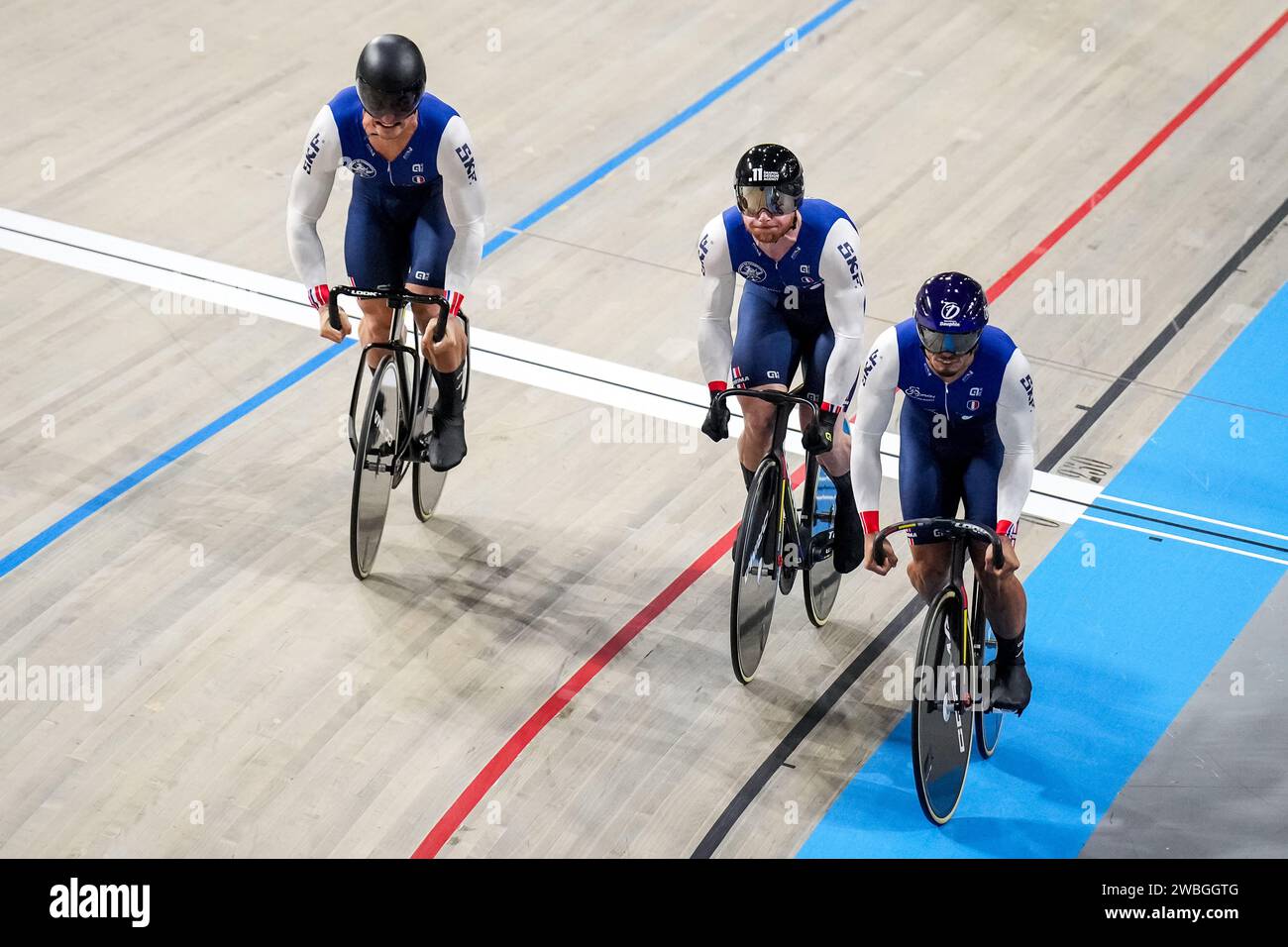 Apeldoorn, Paesi Bassi. 10 gennaio 2024. APELDOORN, PAESI BASSI - 10 GENNAIO: Rayan Helal di Francia, Sebastien Vigier e Florian Grengbo di Francia che gareggiano nel primo turno del Team Sprint maschile durante il giorno 1 dei Campionati europei UEC Track Elite 2024 a Omnisport il 10 gennaio 2024 ad Apeldoorn, Paesi Bassi. (Foto di Rene Nijhuis/BSR Agency) credito: Agenzia BSR/Alamy Live News Foto Stock