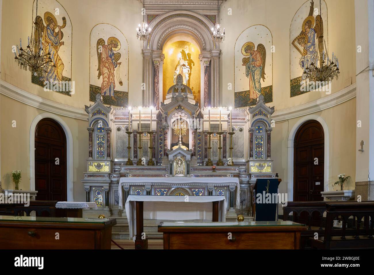 All'interno di una chiesa cattolica all'altare maggiore, dove è possibile vedere sculture religiose come angeli e Gesù Cristo. Sala di preghiera. Foto Stock