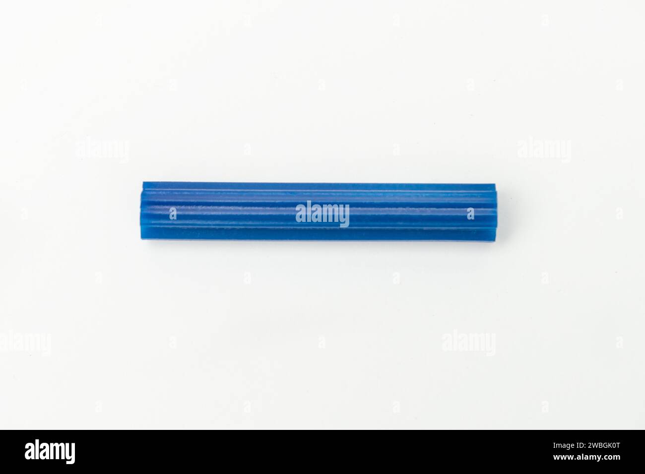 Connettore maschio in plastica per pareti blu per avvitare in primo piano pareti con sfondo bianco isolato Foto Stock