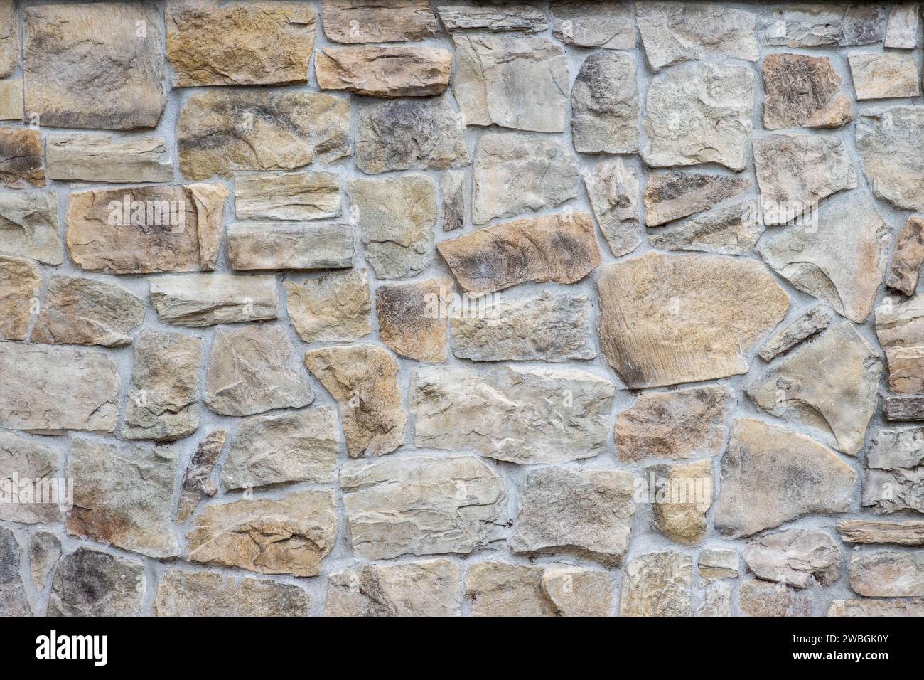 Foto di una stonewall da utilizzare come texture di sfondo e spazio di copia. Foto Stock