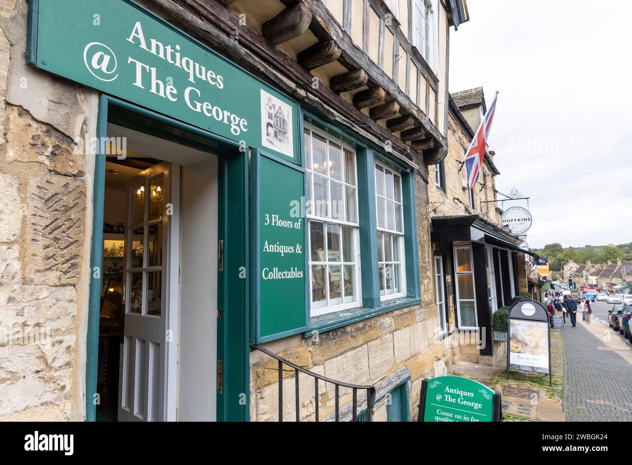 Centro di Burford, negozio di antiquariato presso il George nel centro di Burford, Oxfordshire, Inghilterra, Regno Unito, 2023 Foto Stock