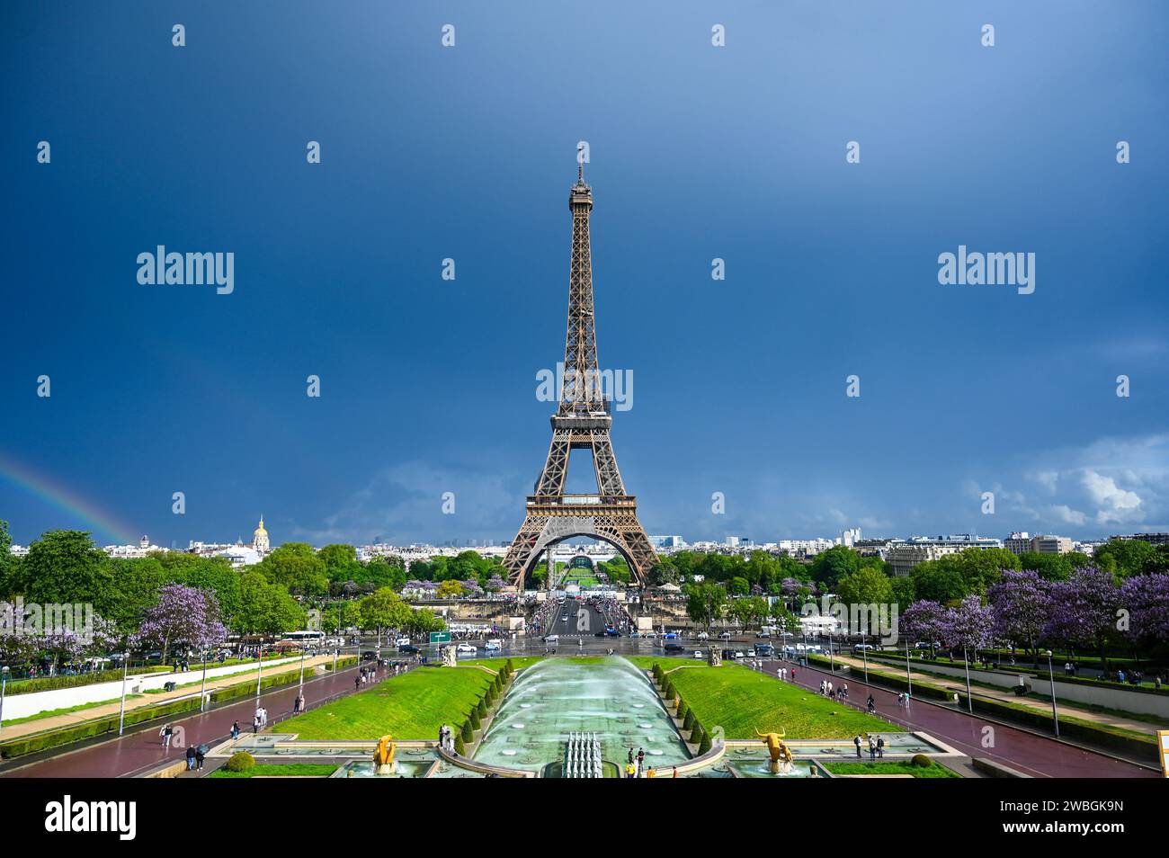 Torre Eiffel a Parigi, Francia. Simbolo di Parigi famoso in tutto il mondo con l'arcobaleno sullo sfondo. Popolare destinazione turistica. Foto Stock
