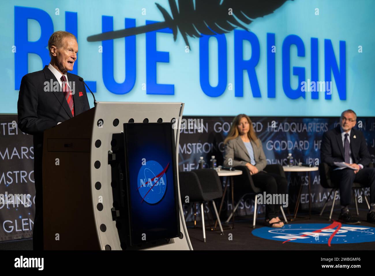 L'amministratore della NASA Bill Nelson annuncia Blue Origin come azienda selezionata per sviluppare un sistema di atterraggio umano sostenibile per la missione Artemis V Moon, venerdì 19 maggio 2023 presso il quartier generale della NASA Mary W. Jackson a Washington. Il sistema di atterraggio umano porterà gli astronauti da e verso Gateway in orbita lunare in superficie e di nuovo alla stazione spaziale lunare come parte del ritorno della NASA sulla Luna per la scienza, l'esplorazione e l'ispirazione. Credito fotografico: (NASA/Aubrey Gemignani) Foto Stock