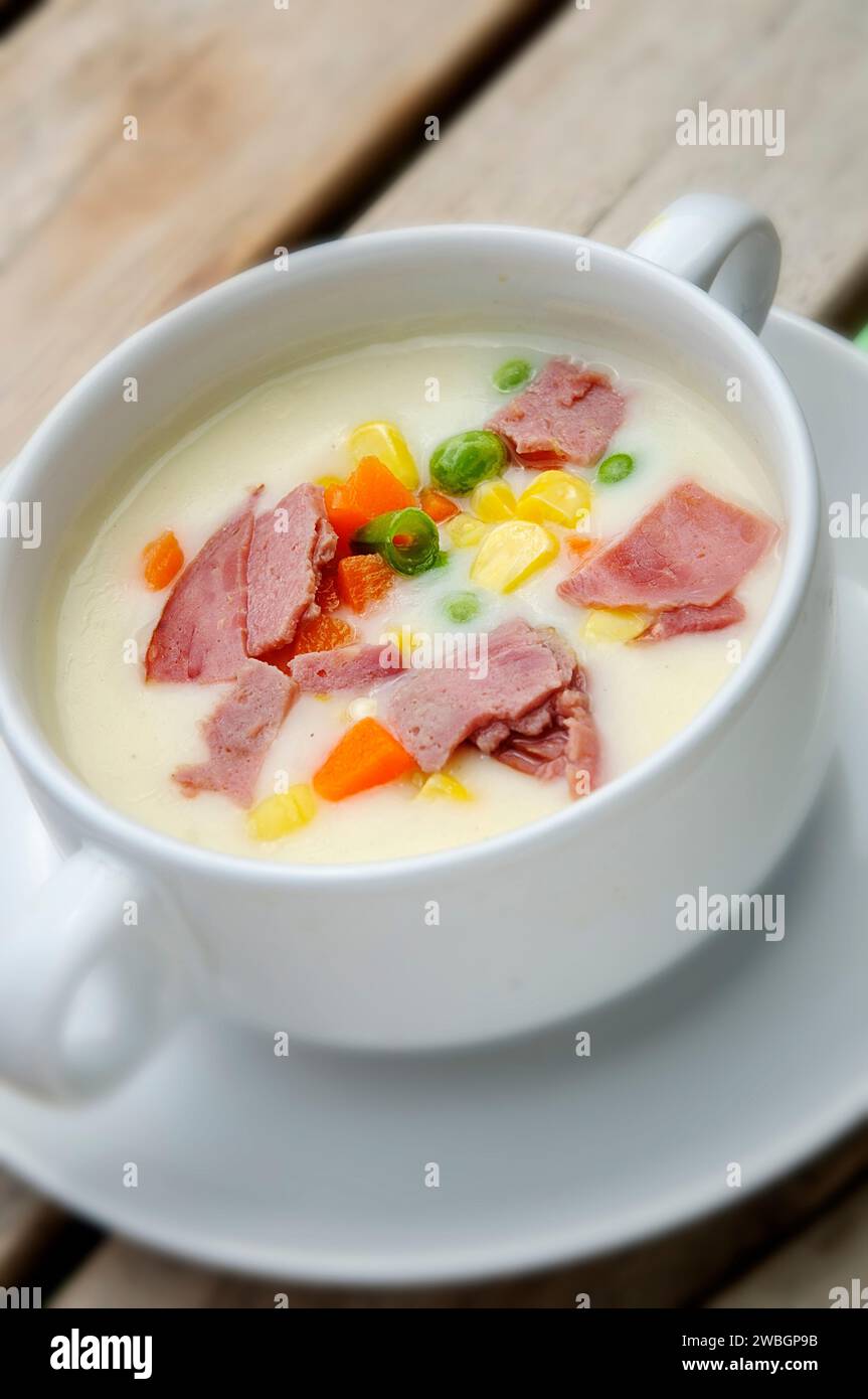 Zuppa di mais di manzo affumicata servita in un recipiente caldo Foto Stock