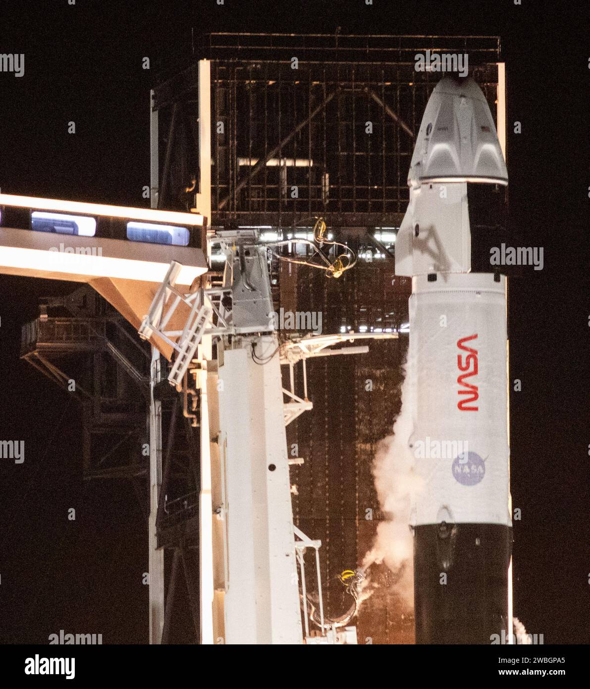 Un razzo SpaceX Falcon 9 che trasporta la navicella Dragon della compagnia viene lanciato nella missione SpaceX Crew-7 della NASA alla stazione spaziale Internazionale con l'astronauta Jasmin Moghbeli, l'astronauta ESA (Agenzia spaziale europea) Andreas Mogensen, l'astronauta Japan Aerospace Exploration Agency (JAXA) Satoshi Furukawa, e il cosmonauta Roscosmos Konstantin Borisov a bordo, sabato 26 agosto 2023, al Kennedy Space Center della NASA in Florida. La missione SpaceX Crew-7 della NASA è la settima missione di rotazione dell'equipaggio della navicella spaziale SpaceX Dragon e del razzo Falcon 9 verso la stazione spaziale Internazionale come parte della agen Foto Stock