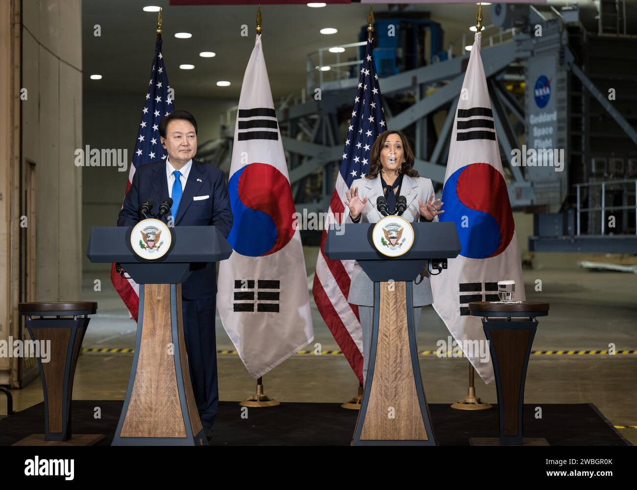 Il Vicepresidente Kamala Harris fa osservazioni durante un tour del Goddard Space Flight Center della NASA con il presidente Yoon Suk Yeol della Repubblica di Corea, martedì 25 aprile 2023, a Greenbelt, mod Credito fotografico: (NASA/Aubrey Gemignani) Foto Stock