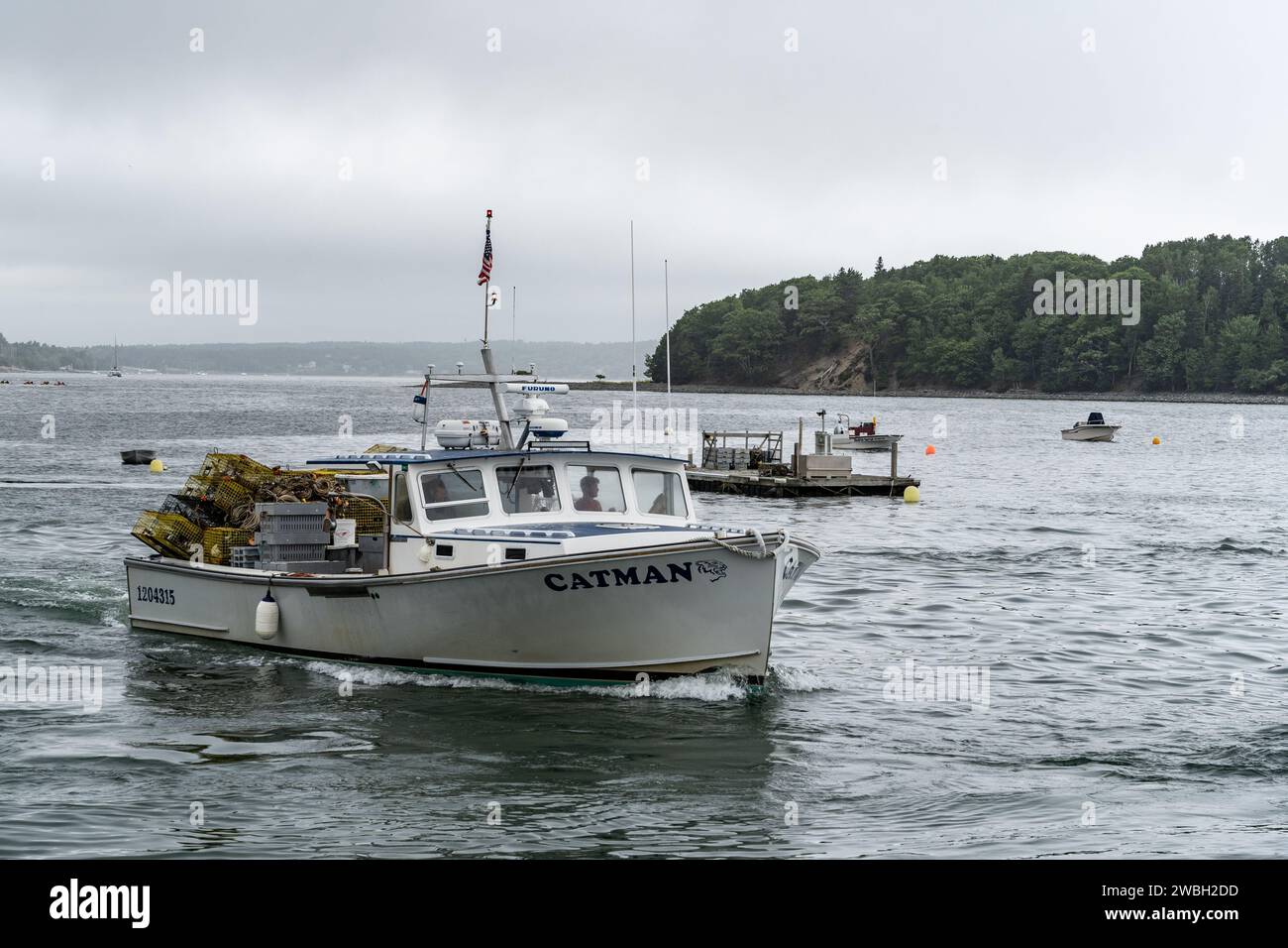 Porto di Boothbay, Maine - 14 luglio 2021: La barca per le aragoste arriva in porto dopo una giornata di raccolta di aragoste. Foto Stock