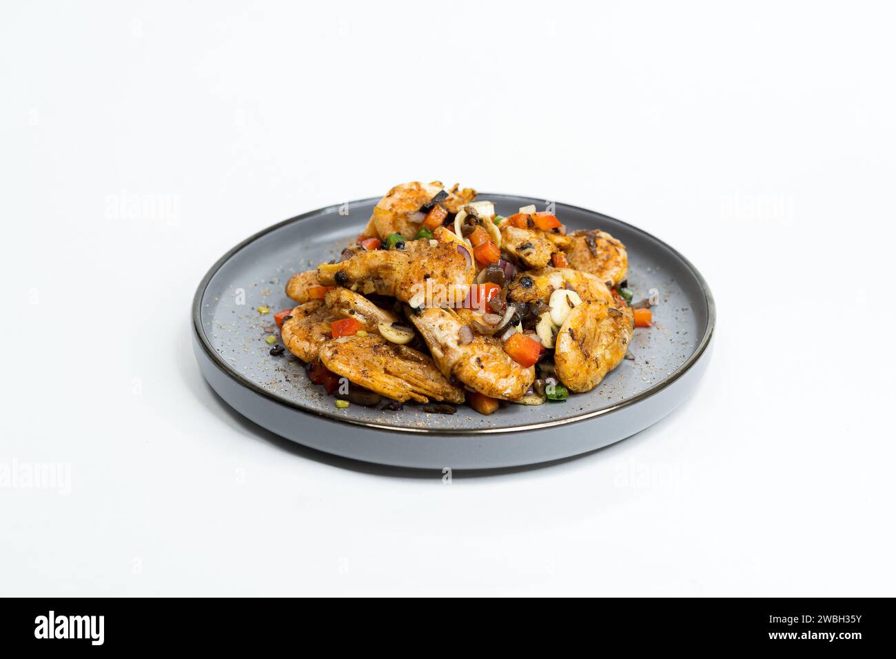 Piatto asiatico fritto con salsa agrodolce, aglio e verdure su un piatto, vista laterale Foto Stock