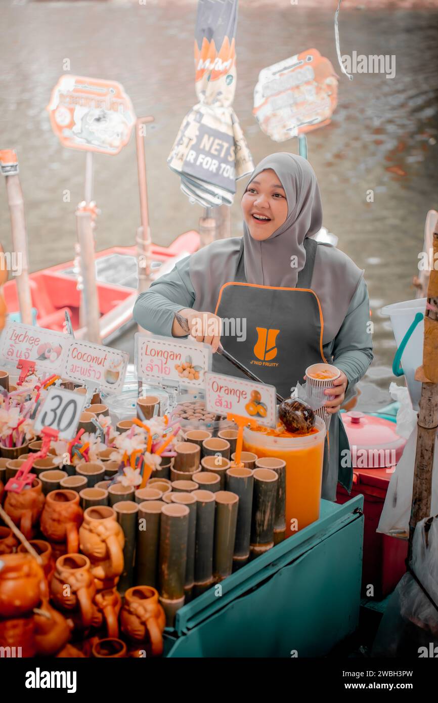 Hat Yai, Thailandia - 15 dicembre 2023: Una donna Hijab che vende una varietà di bevande al Khlong Hae Floating Market. Visita la Thailandia. Foto Stock