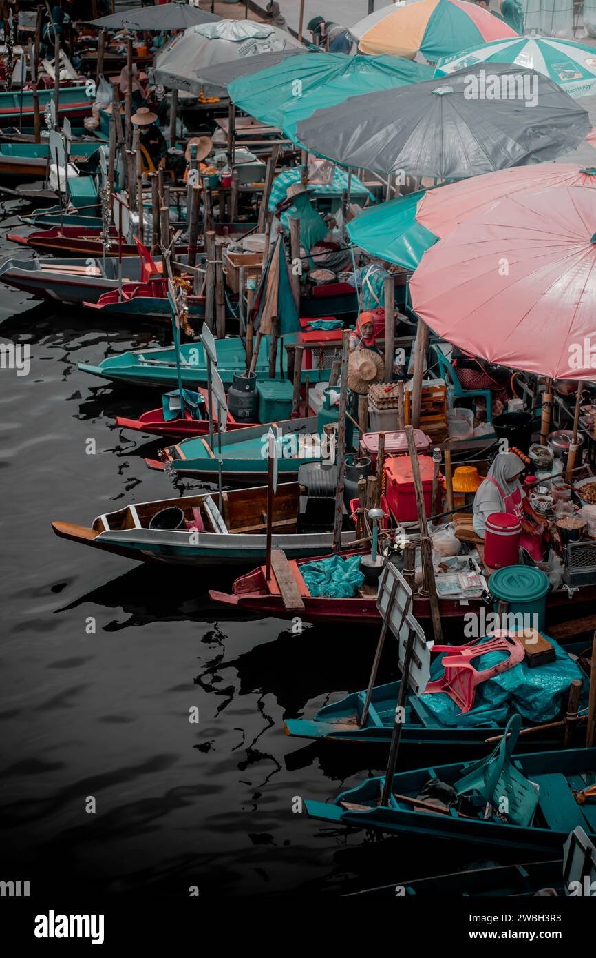 Hat Yai, Thailandia - 15 dicembre 2023: Barca parcheggiata ai lati al Khlong Hae Floating Market. Visita la Thailandia. Foto Stock