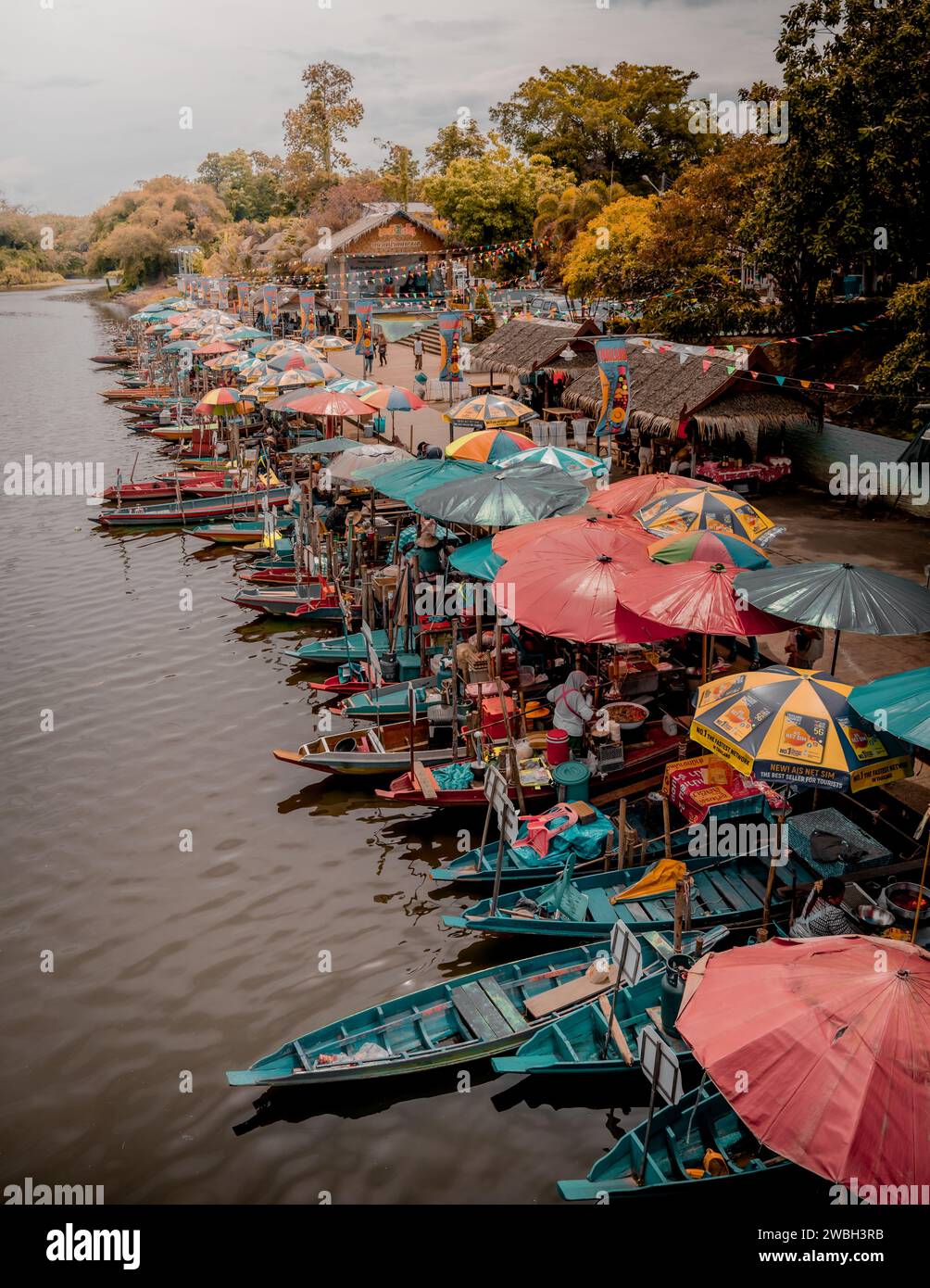 Hat Yai, Thailandia - 15 dicembre 2023: Splendido scenario del mercato galleggiante di Khlong Hae. Visita la Thailandia Foto Stock