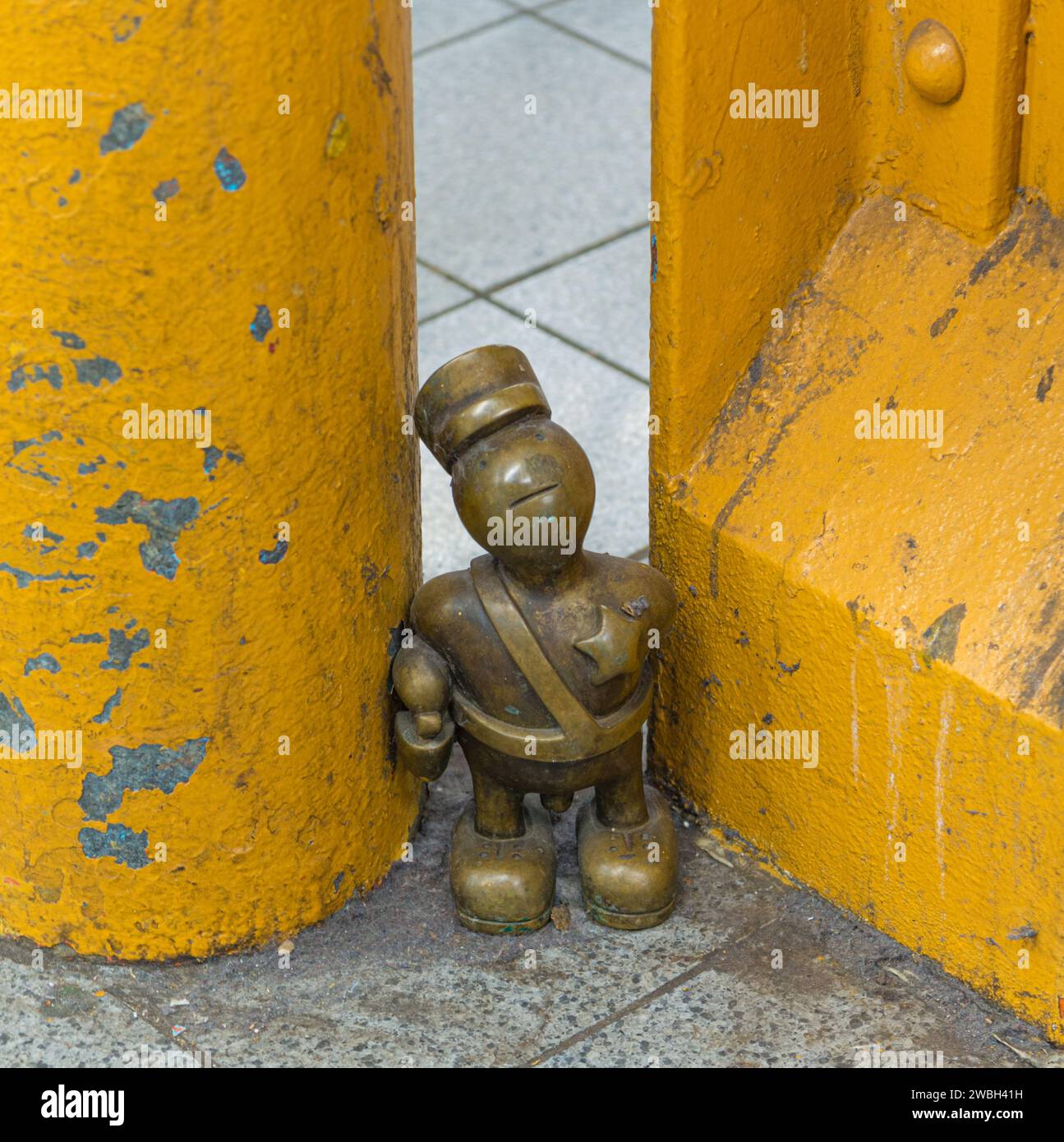 Installazione d'arte pubblica di Tom Otterness nella 14th St. Di New York Stazione della metropolitana. Queste creature possono essere trovate in tutta New York. Foto Stock