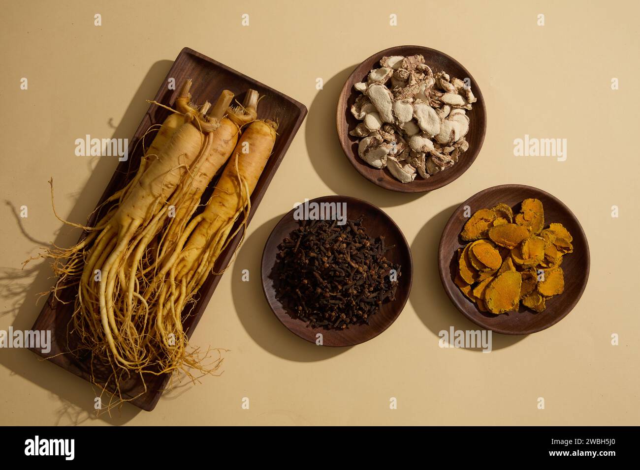 I piatti in legno sono caratterizzati da radici di ginseng, chiodi di garofano, curcuma secca e zenzero di sabbia. Queste erbe sono state utilizzate per il trattamento di varie malattie Foto Stock