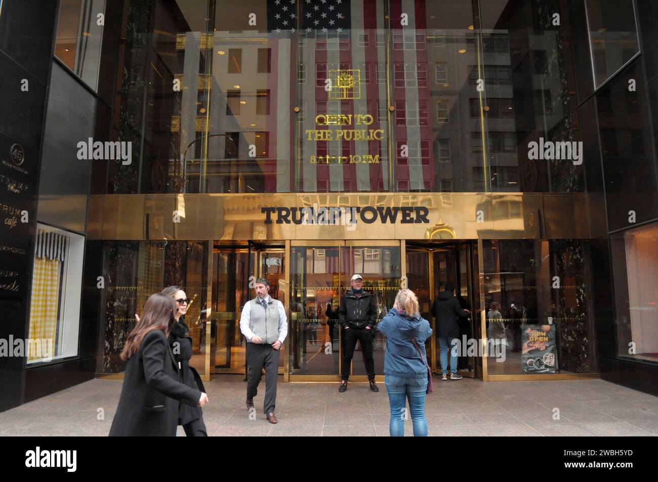 New York, Stati Uniti. 10 gennaio 2024. I pedoni scattano foto vicino alla Trump Tower sulla Fifth Avenue a Manhattan, New York City. (Foto di Jimin Kim/SOPA Images/Sipa USA) credito: SIPA USA/Alamy Live News Foto Stock