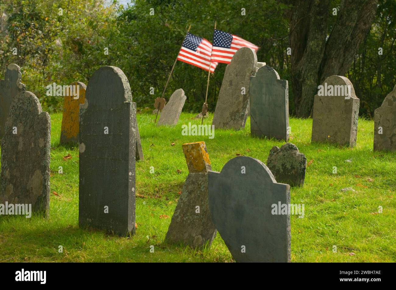 Pioneer Cemetery con bandiera americana, coloniale Pemaquid sito storico dello Stato, Maine Foto Stock