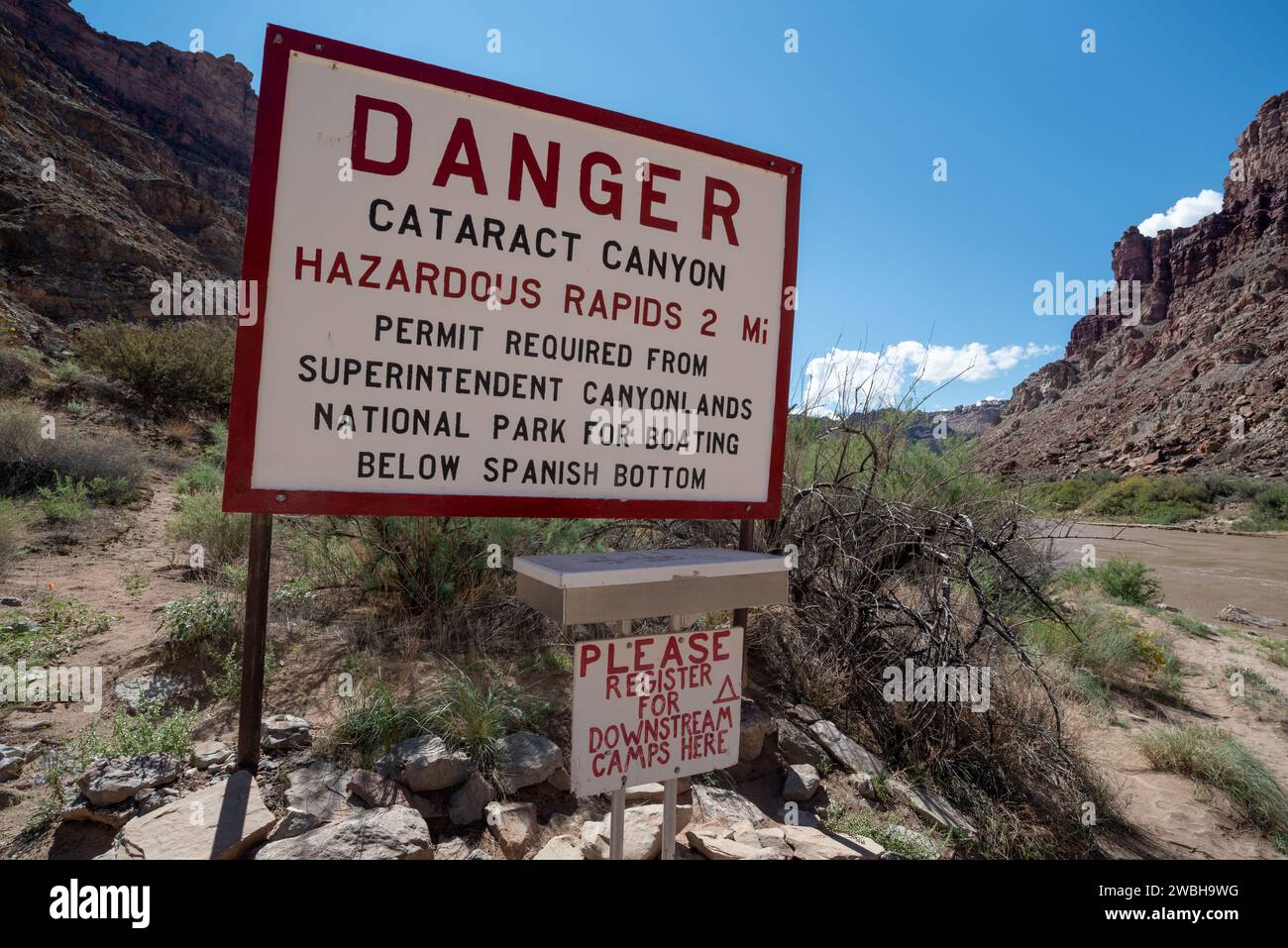 Cartello di avvertimento Cataract Canyon e registro del campeggio, Canyonlands National Park, Utah. Foto Stock