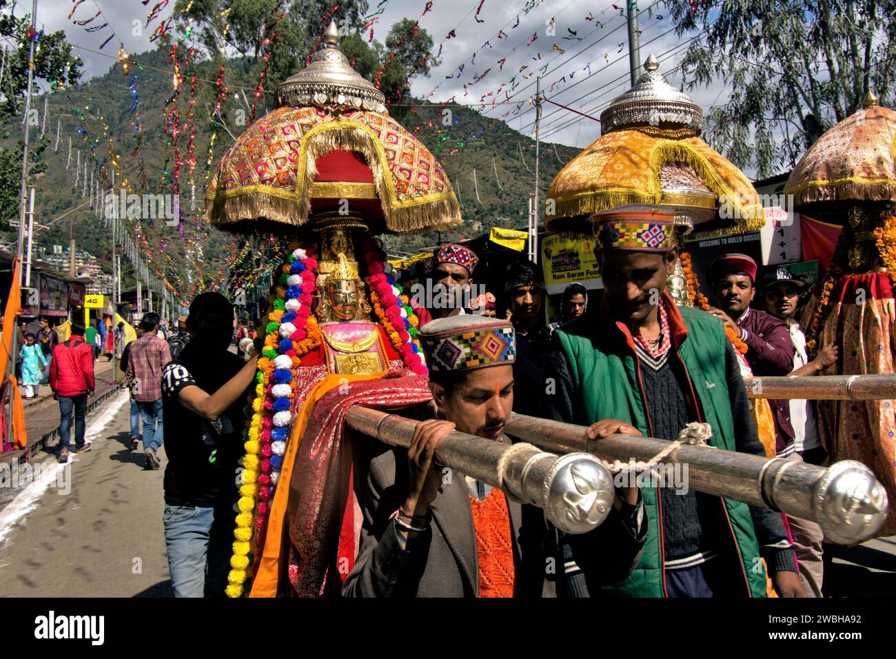 Gods in Palanquins, Local Gods, Local Devtas, Local Deities, Mega Festival, Dussehra Festivals, Dhalpur Ground, Kullu, Kulu, Himachal Pradesh, India, Asia, festival indiani Foto Stock