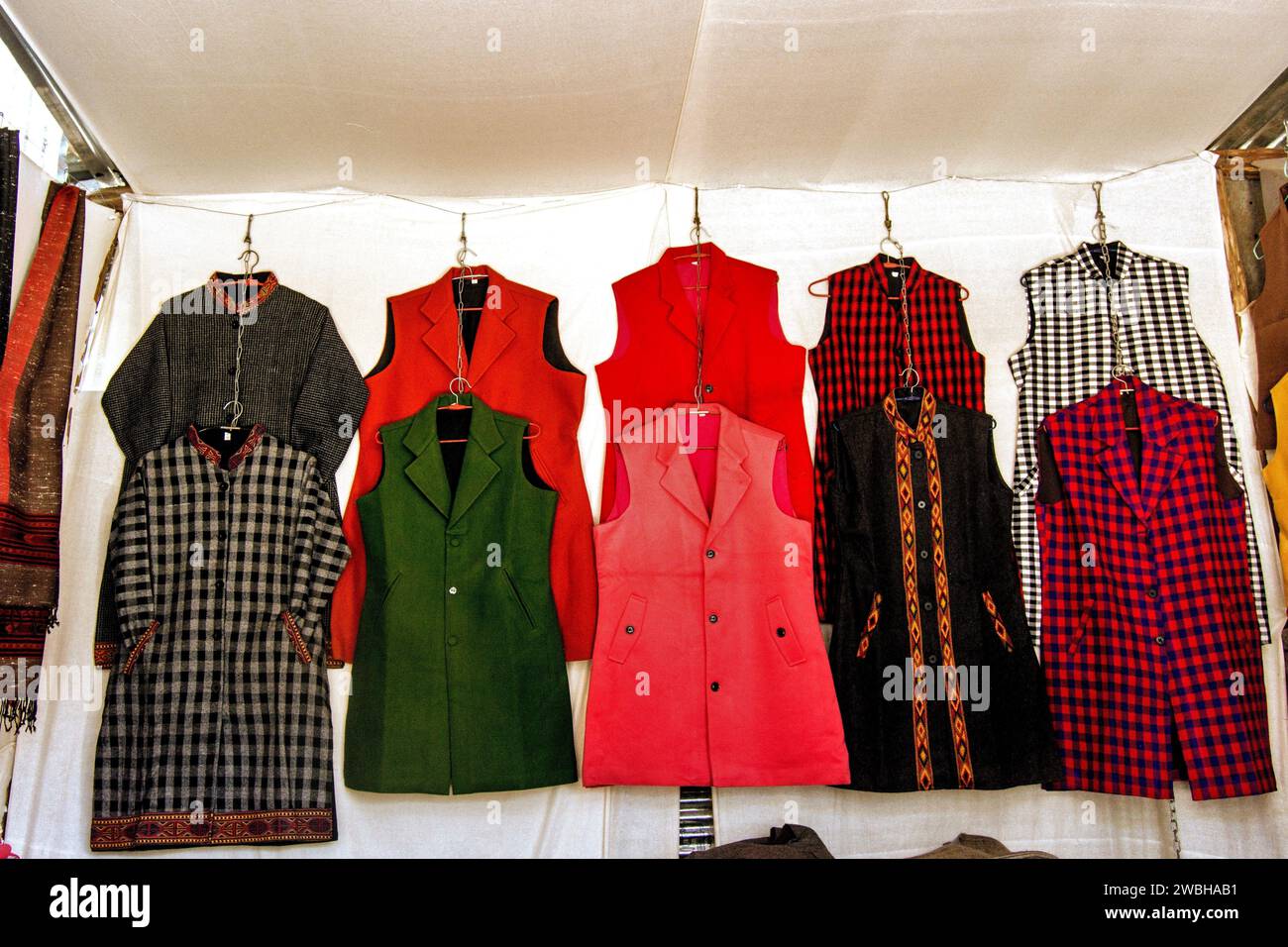 Negozio di giacche artigianali, Mega Festival, festival Dussehra, Dhalpur Ground, Kullu, Himachal Pradesh, India, Asia Foto Stock