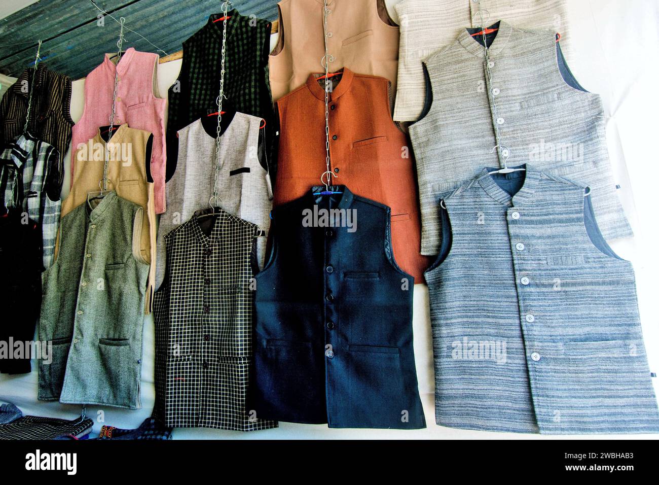 Negozio di giacche artigianali, Mega Festival, festival Dussehra, Dhalpur Ground, Kullu, Himachal Pradesh, India, Asia Foto Stock