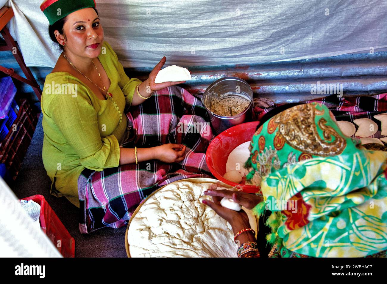 Donna che prepara pane locale, Mega Festival, Dussehra Festivals, Dhalpur Ground, Kullu, Himachal Pradesh, India, Asia Foto Stock