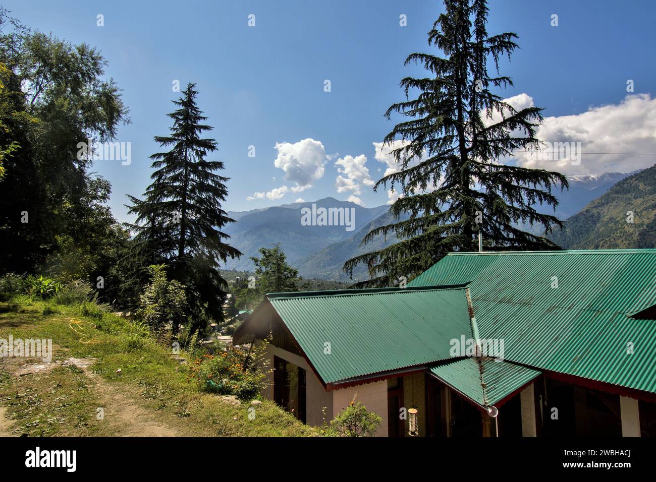 Tin roof House, Naggar, Kullu, Himachal Pradesh, India, Asia Foto Stock