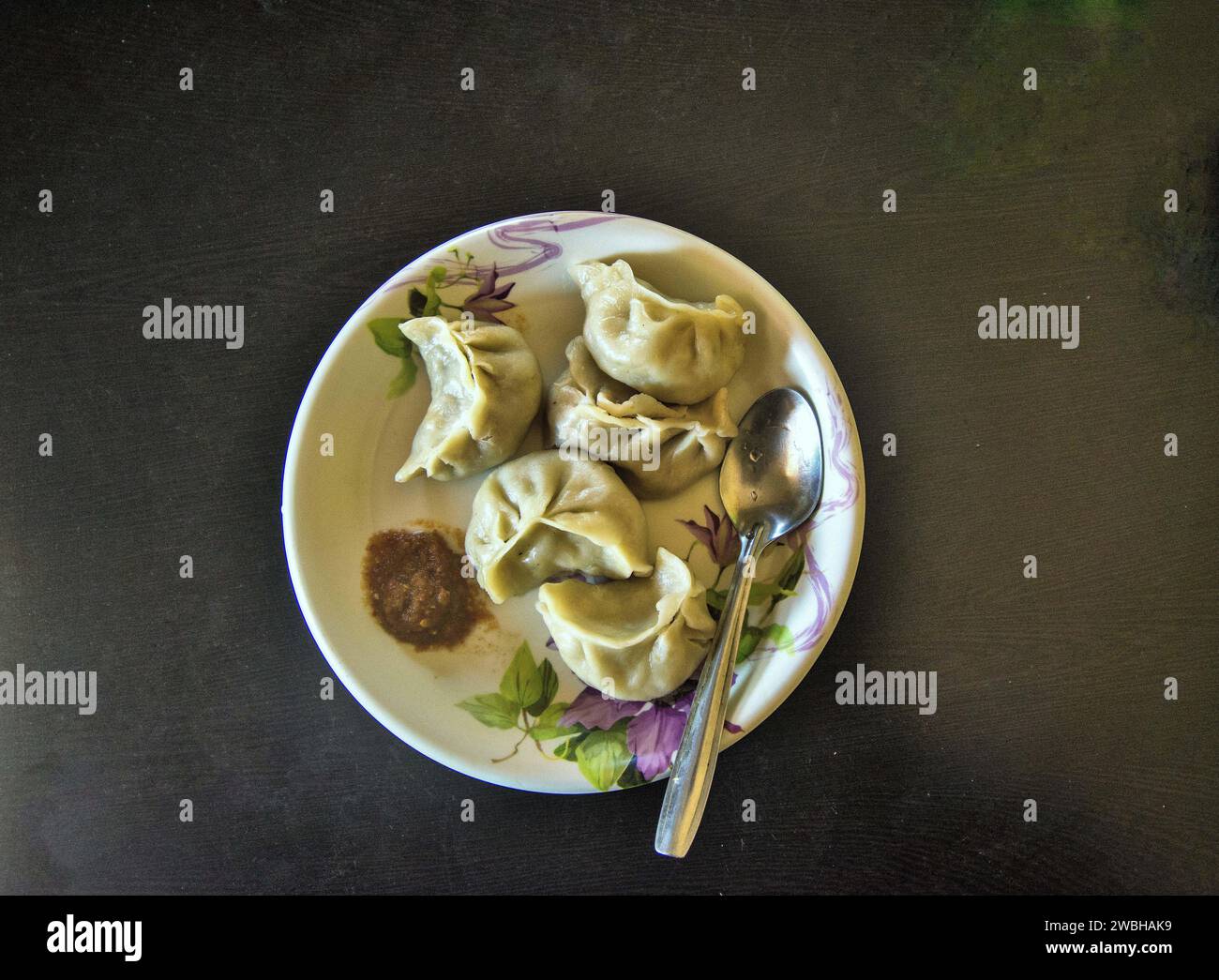 Merenda Momo con achar, Rewalsar, Nagar, Mandi, Himachal Pradesh, India, Asia Foto Stock