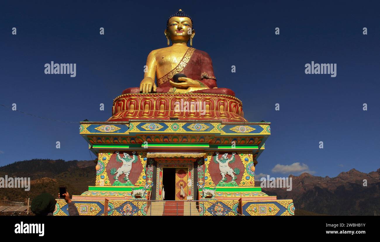 statua gigante del buddha di tawang, questo tempio buddista è una popolare attrazione turistica di arunachal pradesh, nel nord-est dell'india Foto Stock