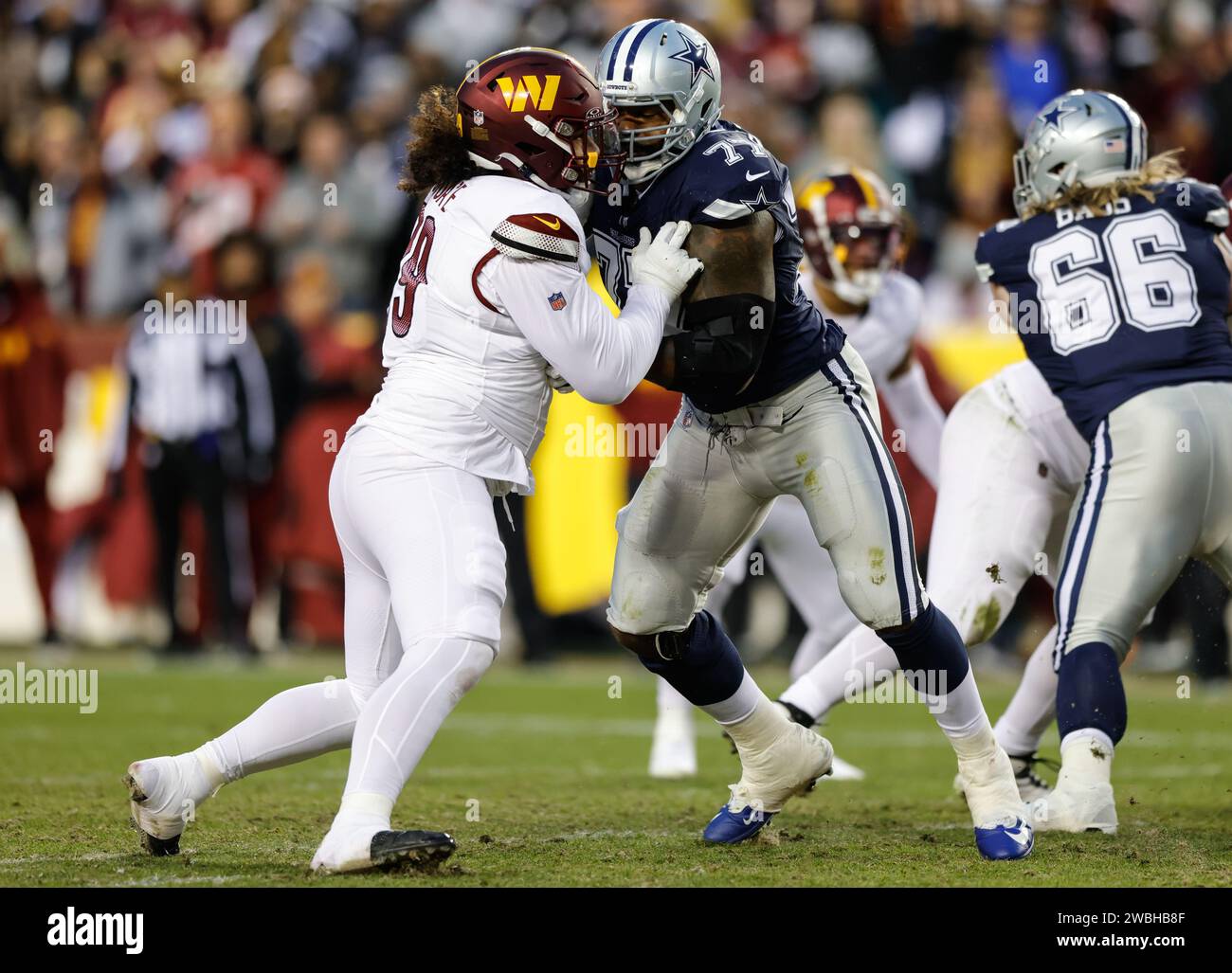 Il defensive tackle dei Washington Commanders Benning Potoa'e (79) difende contro il tackle dei Dallas Cowboys Tyron Smith (77) al FedEx Field di Landover MD il 7 gennaio 2023 (Alyssa Howell per Image of Sport) Foto Stock