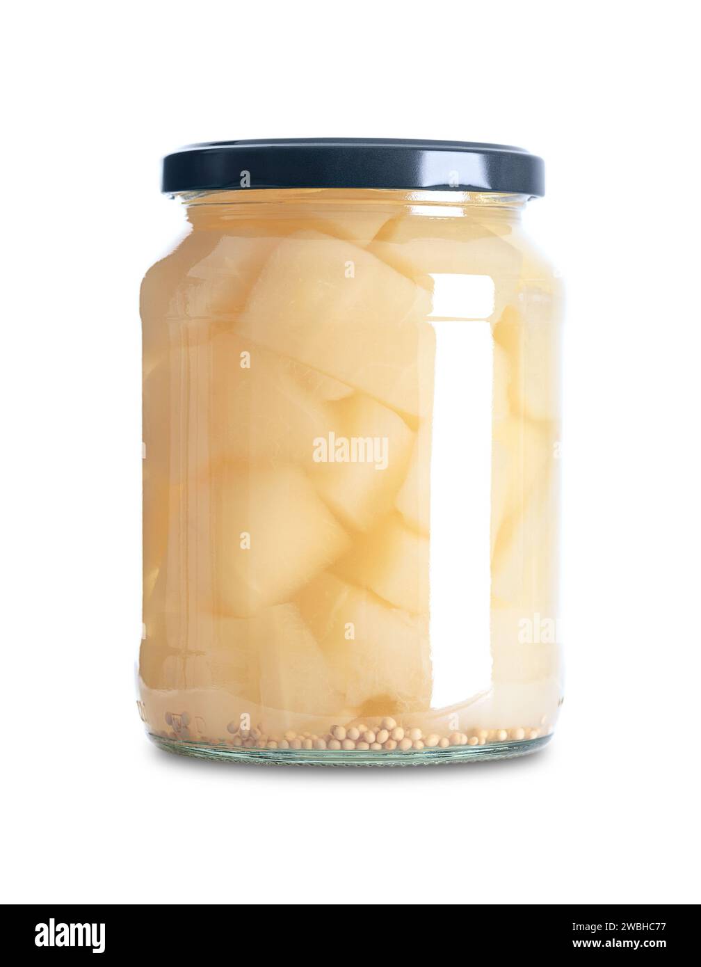 Sottaceti alla senape, cetriolini sottaceto dolci e aspri, in un vaso di vetro. Pezzi di cetriolo conservati in una salamoia di aceto, sale, zucchero e semi di senape. Foto Stock