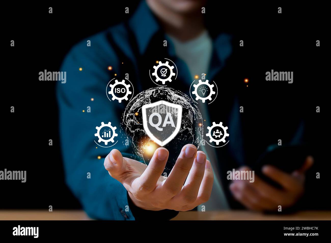 Il simbolo QA dell'uomo d'affari QA mostra il controllo della qualità sullo schermo virtuale Foto Stock