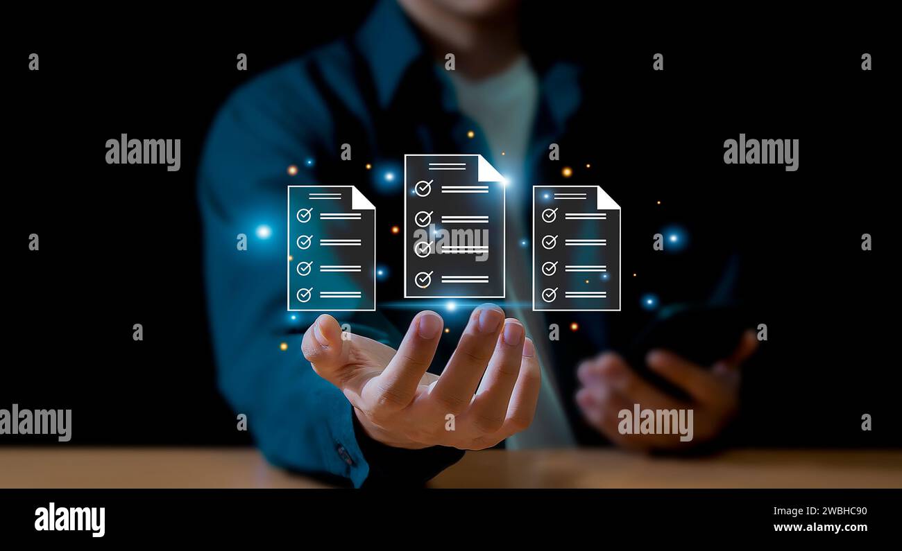Elenco di controllo completate l'elenco di controllo del modulo digitale per la revisione delle prestazioni. Gli uomini d'affari utilizzano la valutazione del questionario di valutazione Foto Stock
