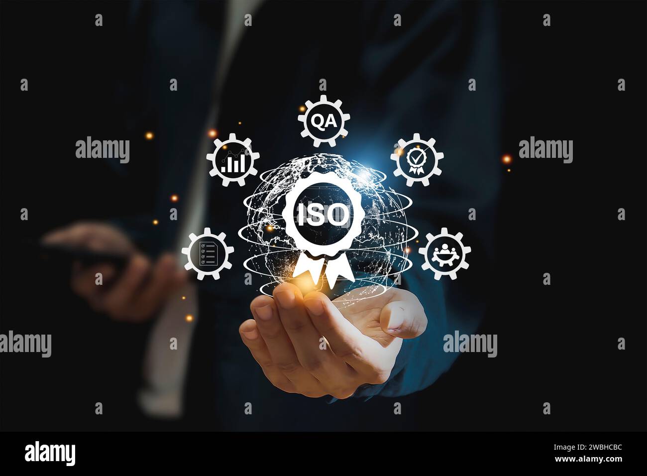 Simbolo ISO uomo d'affari che mostra il controllo della qualità sullo schermo virtuale Foto Stock