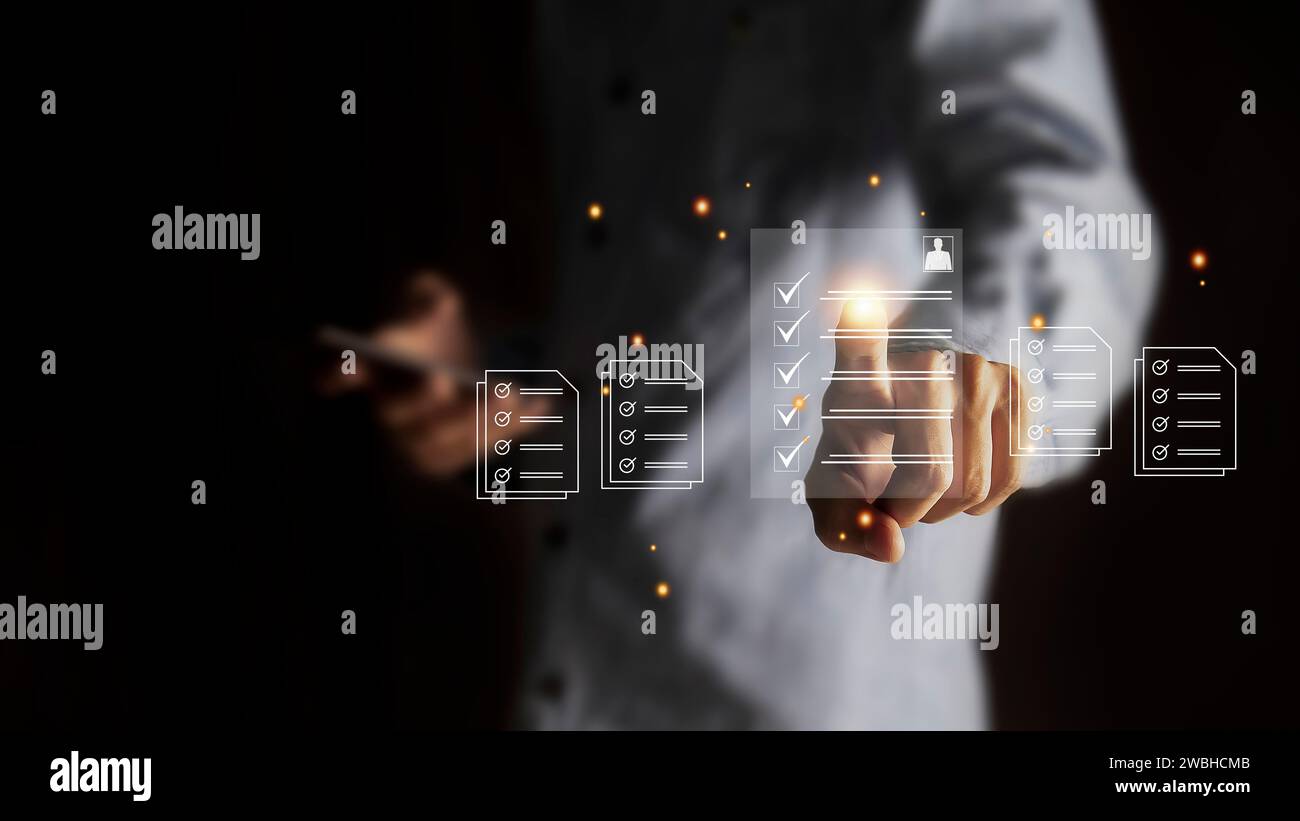 Uomo d'affari per il reclutamento delle risorse umane che mostra un'icona grafica virtuale del team HR umano Foto Stock