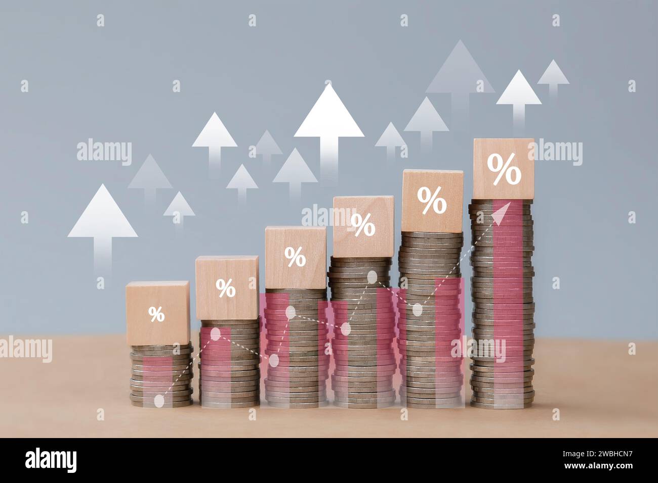 Stack di monete con grafico che mostra la crescita finanziaria e il marketing aziendale. Foto Stock