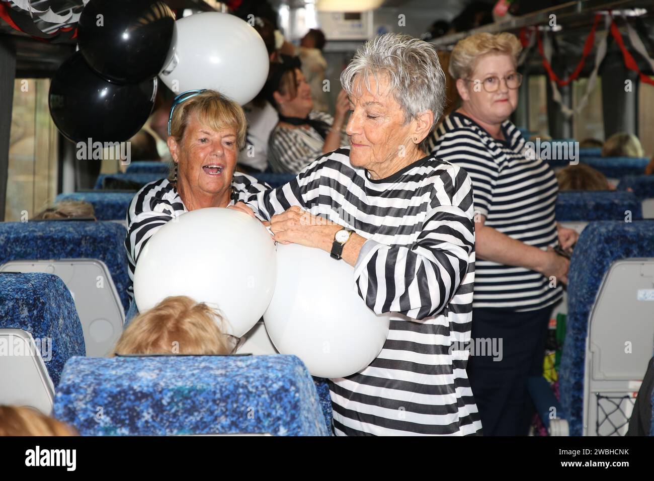 Sydney, Australia. 10 gennaio 2024. 2024 NSW TrainLink Elvis Express parte dalla stazione centrale per il Parkes Elvis Festival. I passeggeri e gli artisti del tributo di Elvis si riuniscono alla stazione centrale prima della partenza dell'Elvis Express. Crediti: Richard Milnes/Alamy Live News Foto Stock