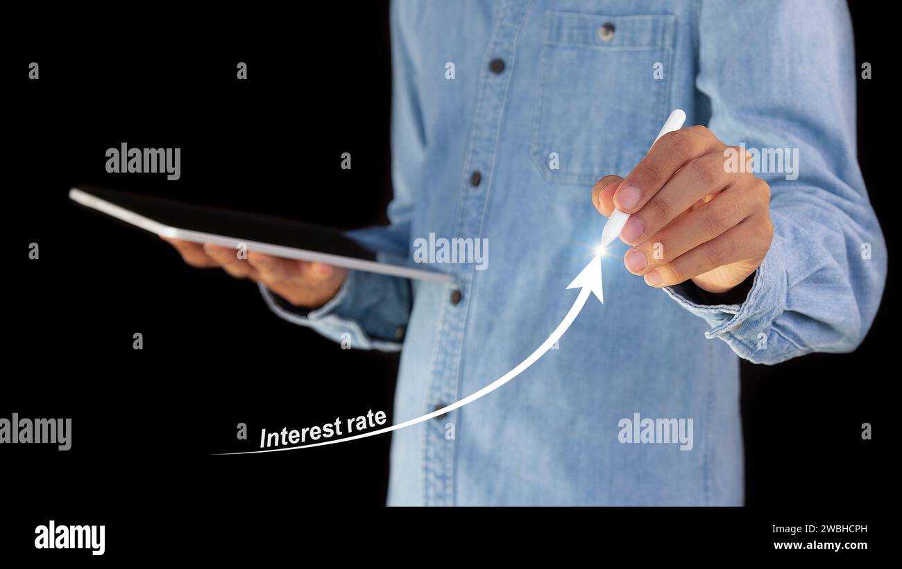 Tassi di interesse e dividendi, sviluppo aziendale con simbolo percentuale e freccia verso l'alto per gli investimenti pensionistici a lungo termine. Foto Stock