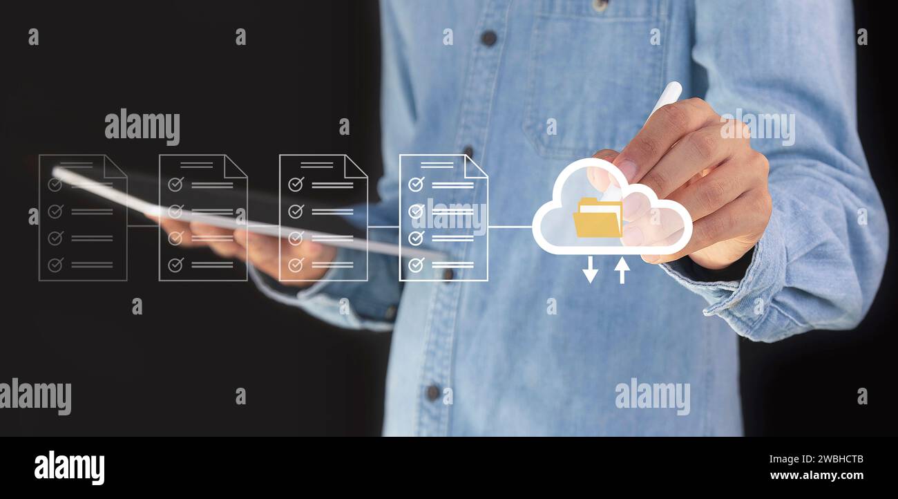 il cloud computing è mostrato nell'archiviazione dei dati con tecnologia cloud manuale Foto Stock
