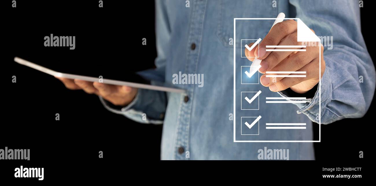 Elenco di controllo completate l'elenco di controllo del modulo digitale per la revisione delle prestazioni. Gli uomini d'affari utilizzano la valutazione del questionario di valutazione Foto Stock