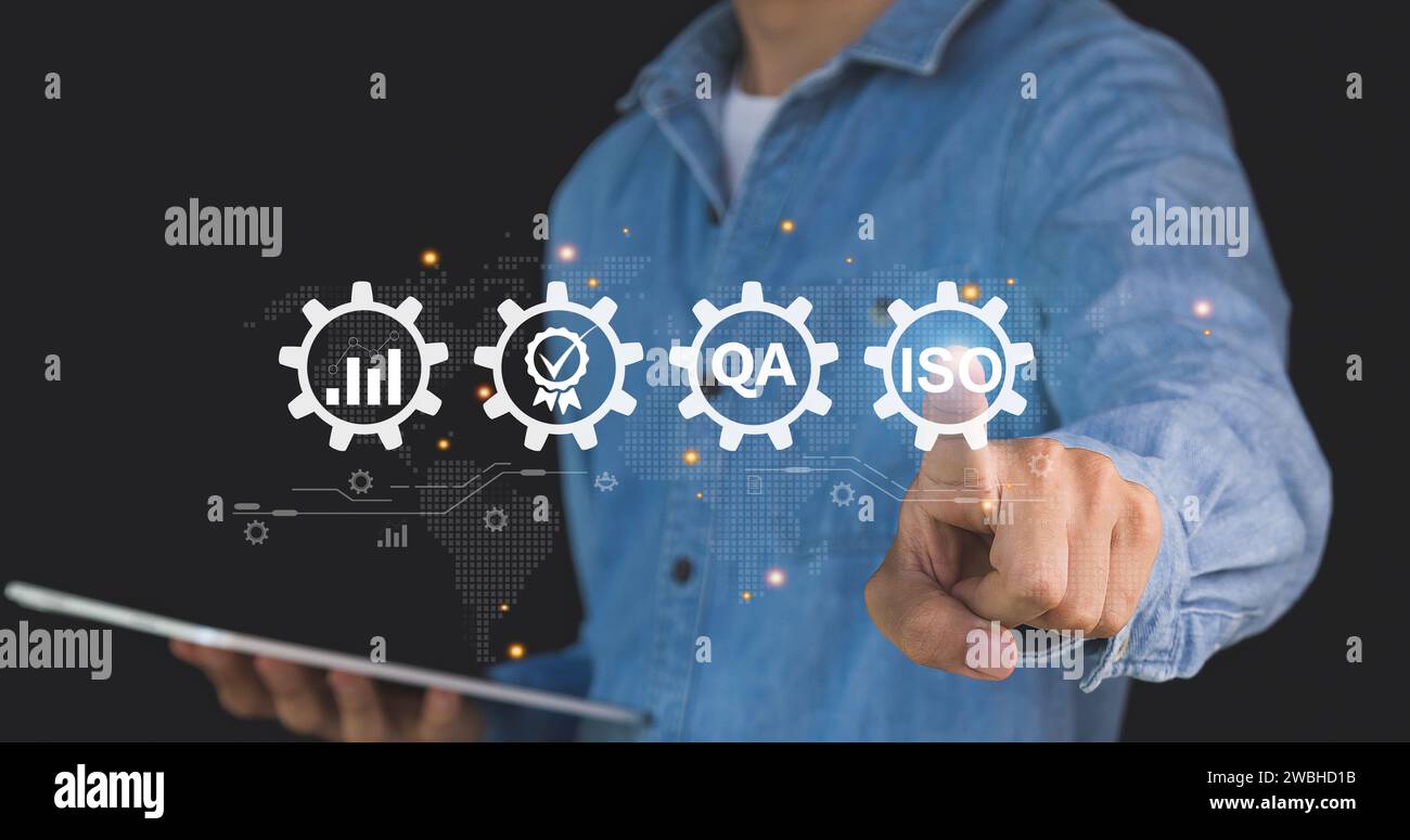 Simbolo ISO uomo d'affari che mostra il controllo della qualità sullo schermo virtuale Foto Stock