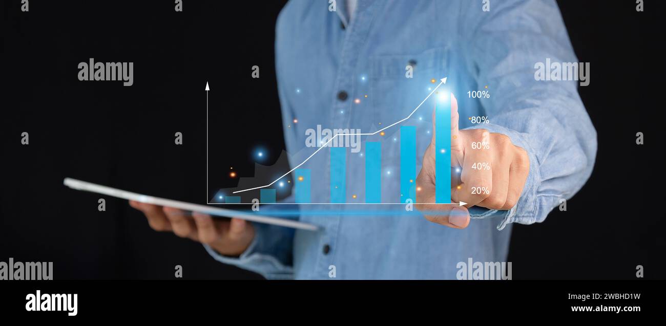 Tassi di interesse e dividendi, sviluppo aziendale con simbolo percentuale e freccia verso l'alto per gli investimenti pensionistici a lungo termine. Foto Stock