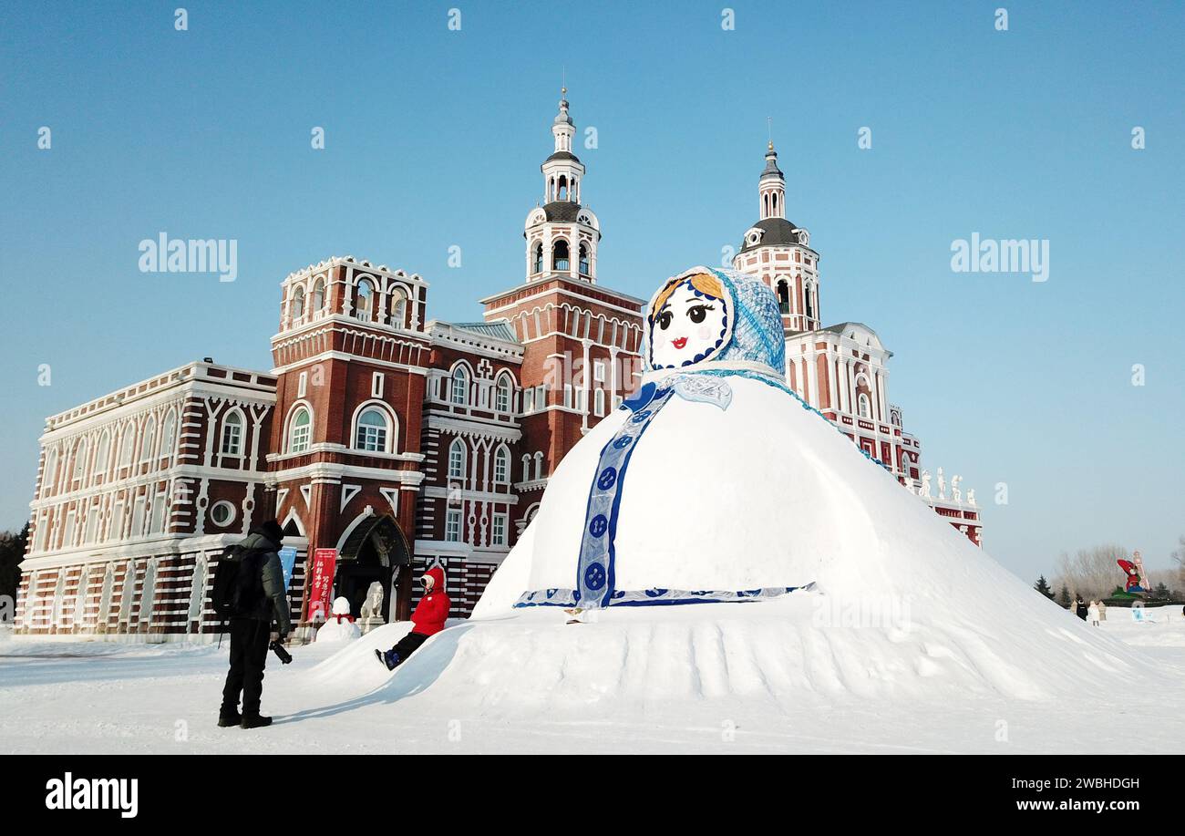 Harbin. 7 gennaio 2024. Una foto con un drone scattata il 7 gennaio 2024 mostra i turisti che si divertono al Volga Manor di Harbin, nella provincia di Heilongjiang nella Cina nordorientale. Capitale della provincia più settentrionale della Cina, Heilongjiang, Harbin è rinomata come il "gioiello della corona di ghiaccio e neve" nel paese. La città è emersa come una delle principali destinazioni turistiche quest'inverno. Crediti: Wang Jianwei/Xinhua/Alamy Live News Foto Stock