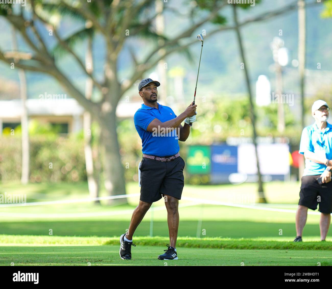 Honolulu, Hawaii, USA. 10 gennaio 2024. L'attore Anthony Mackie colpisce il suo tee shot sulla 4a buca e guarda il suo volo di palla durante la giornata Pro/AM al Sony Open al Waialae Country Club di Honolulu, Hawaii. Glenn Yoza/CSM/Alamy Live News Foto Stock