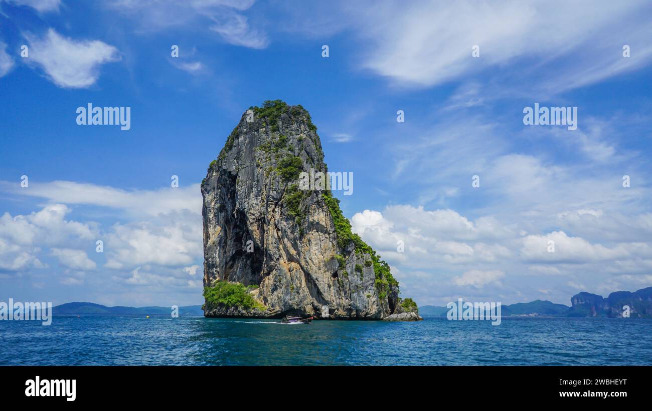Splendida spiaggia dell'isola di Koh Poda nella provincia di Krabi, Thailandia. Il bellissimo paesaggio marino idilliaco e la sabbia bianca sono uno dei luoghi più rilassanti della città Foto Stock
