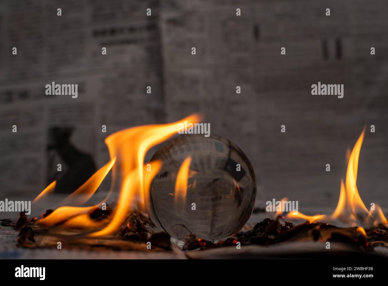 Globo di vetro in fiamme. Pianeta Terra in fiamme. Concetto di riscaldamento globale e cambiamento climatico. Foto Stock