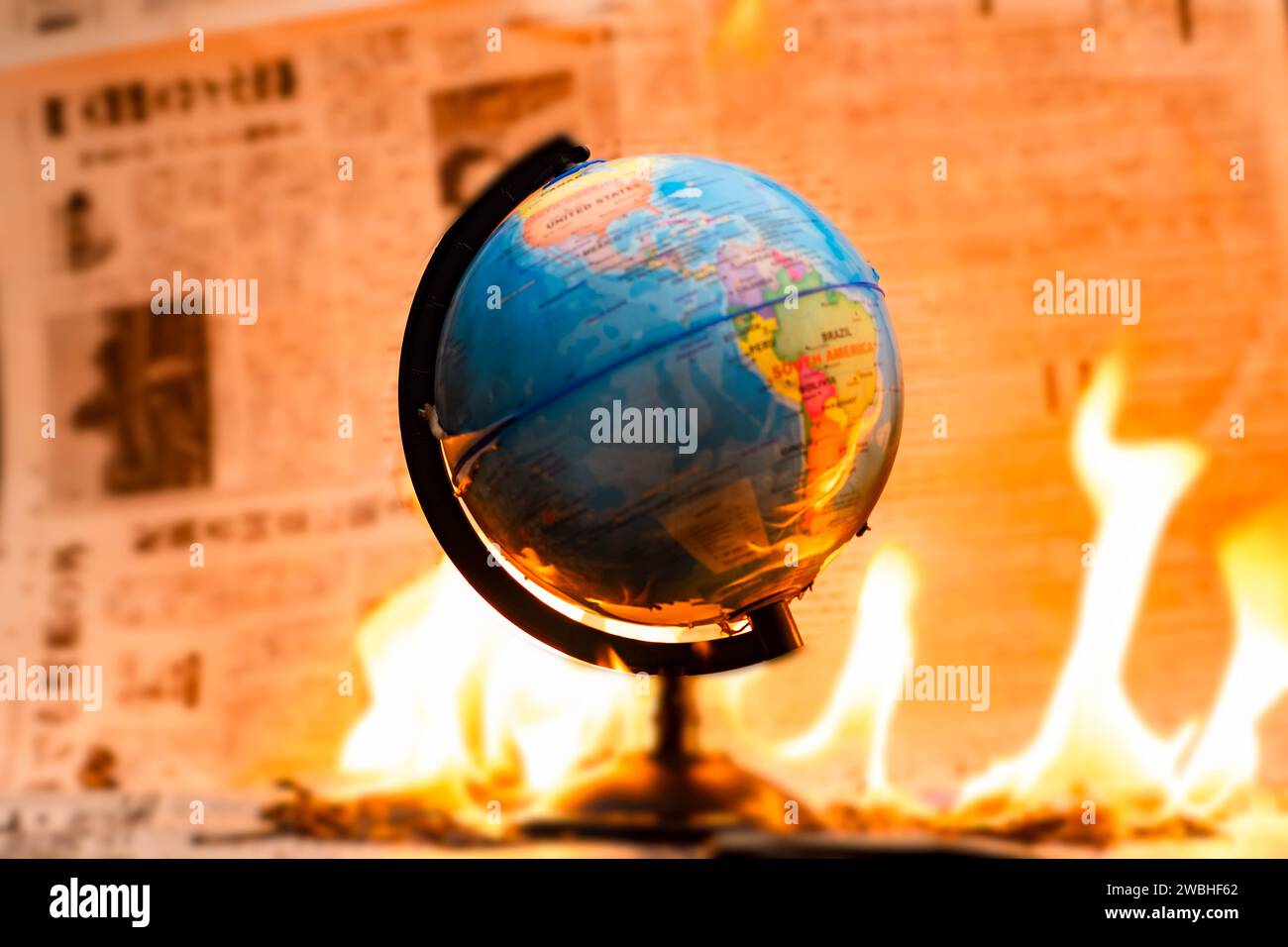 Modellare globo in fiamme. Pianeta Terra in fiamme. Concetto di riscaldamento globale e cambiamento climatico. Foto Stock