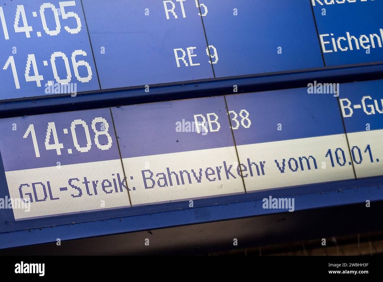 Kassel GDL-Streik in Kassel GDL-Streik - auf einer Anzeigentafel im Bahnhof Kassel-Wilhelmshöhe steht der Hinweis auf ein Warnstreik der GDL, 10. Januar 2024, Kassel / Hessen / Deutschland, *** lo sciopero della Kassel GDL su un tabellone della stazione di Kassel Wilhelmshöhe è l'avviso di un attacco di avvertimento della GDL, 10 gennaio 2024, Kassel Assia Germania, Copyright: XSocher/xEibner-Pressefotox EP kso Foto Stock
