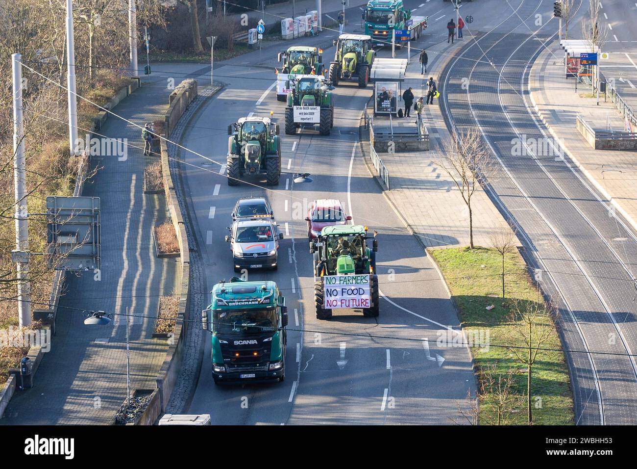 Kassel Bauern-proteste: Sternfahrt mit Traktoren zum Regierungspräsidium Kassel Bauern-proteste: Sternfahrt mit Traktoren zum Regierungspräsidium Kassel mit 900 Traktoren und 1,700 Menschen auf der Kundgebung, 10. Januar 2024, Kassel / Assia / Deutschland, *** proteste degli agricoltori Kassel raduno con trattori al consiglio regionale proteste degli agricoltori Kassel raduno con trattori al consiglio regionale Kassel con 900 trattori e 1.700 persone al raduno, 10 gennaio 2024, Kassel Assia Germania, Copyright: XSocher/xEibner-Pressefotox EP kso Foto Stock