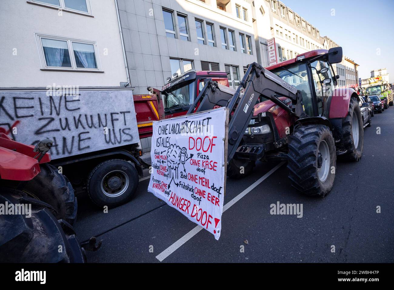 Kassel Bauern-proteste: Sternfahrt mit Traktoren zum Regierungspräsidium Kassel Bauern-proteste: Sternfahrt mit Traktoren zum Regierungspräsidium Kassel mit 900 Traktoren und 1,700 Menschen auf der Kundgebung, 10. Januar 2024, Kassel / Assia / Deutschland, *** proteste degli agricoltori Kassel raduno con trattori al consiglio regionale proteste degli agricoltori Kassel raduno con trattori al consiglio regionale Kassel con 900 trattori e 1.700 persone al raduno, 10 gennaio 2024, Kassel Assia Germania, Copyright: XSocher/xEibner-Pressefotox EP kso Foto Stock