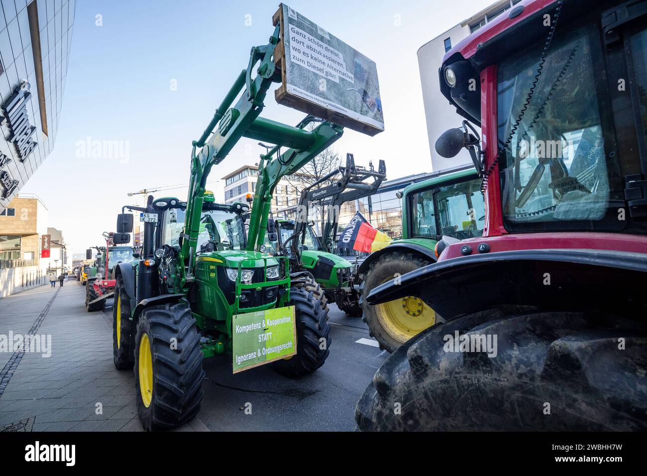 Kassel Bauern-proteste: Sternfahrt mit Traktoren zum Regierungspräsidium Kassel Bauern-proteste: Sternfahrt mit Traktoren zum Regierungspräsidium Kassel mit 900 Traktoren und 1,700 Menschen auf der Kundgebung, 10. Januar 2024, Kassel / Assia / Deutschland, *** proteste degli agricoltori Kassel raduno con trattori al consiglio regionale proteste degli agricoltori Kassel raduno con trattori al consiglio regionale Kassel con 900 trattori e 1.700 persone al raduno, 10 gennaio 2024, Kassel Assia Germania, Copyright: XSocher/xEibner-Pressefotox EP kso Foto Stock