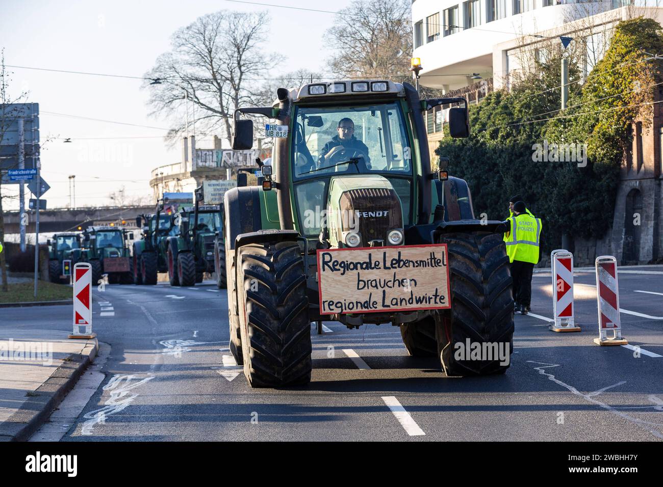 Kassel Bauern-proteste: Sternfahrt mit Traktoren zum Regierungspräsidium Kassel Bauern-proteste: Sternfahrt mit Traktoren zum Regierungspräsidium Kassel mit 900 Traktoren und 1,700 Menschen auf der Kundgebung, 10. Januar 2024, Kassel / Assia / Deutschland, *** proteste degli agricoltori Kassel raduno con trattori al consiglio regionale proteste degli agricoltori Kassel raduno con trattori al consiglio regionale Kassel con 900 trattori e 1.700 persone al raduno, 10 gennaio 2024, Kassel Assia Germania, Copyright: XSocher/xEibner-Pressefotox EP kso Foto Stock